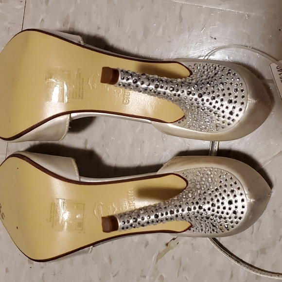 DAVID'S BRIDAL dyeable sandal with crystal encrusted heel size 8.5 - Picture 4 of 4